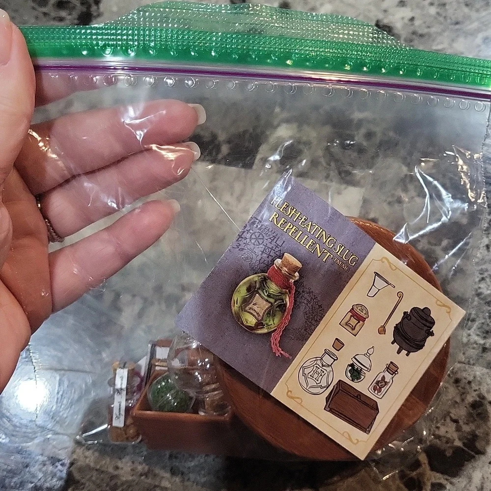 Miniverse Make It Mini Harry Potter Potions Flesh-Eating Slug Repellent